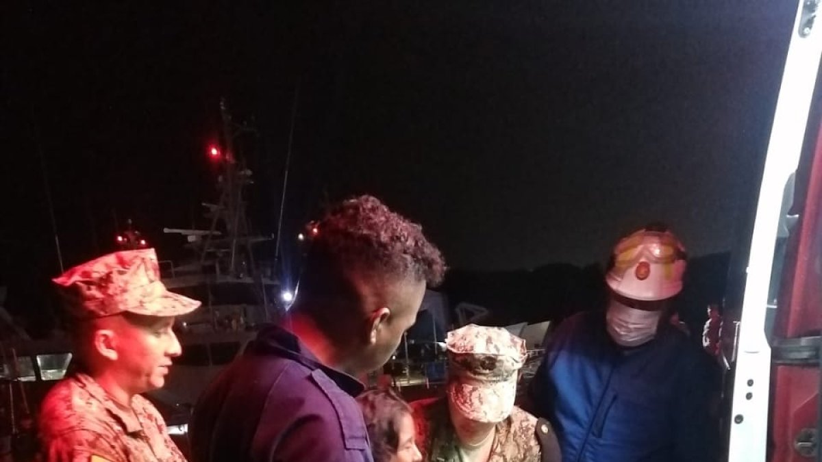 La mujer recibió atención médica luego de ser rescatada del agua.