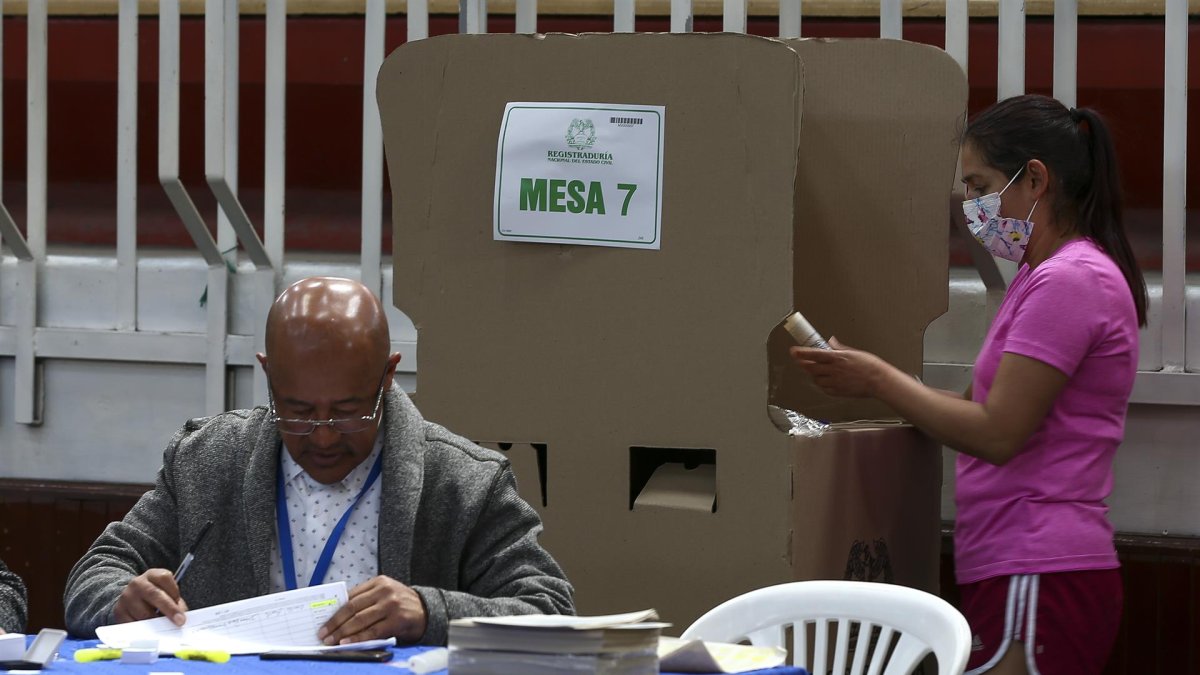 Ciudadanos colombianos residentes en Ecuador votan durante una jornada de elecciones presidenciales