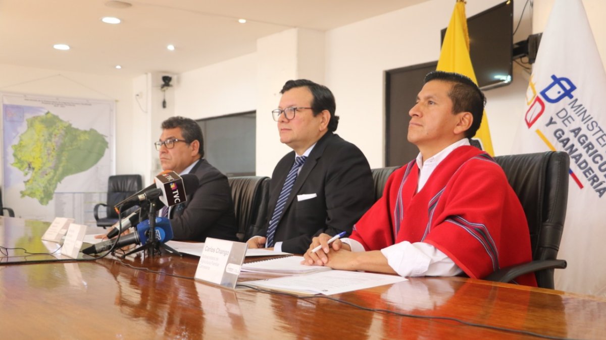 El titular de Agricultura, Bernardo Manzano (centro) en rueda de prensa, este 20 de junio de 2022.