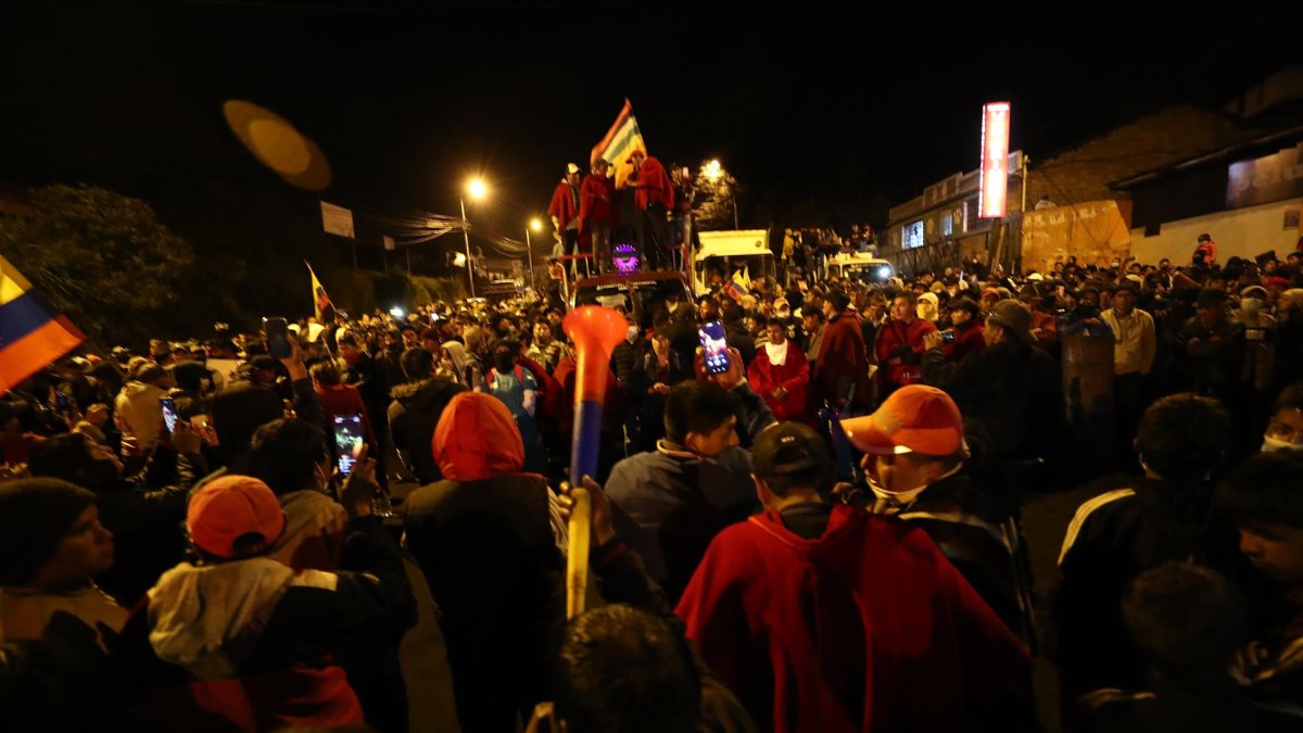 Ciudadanos protestan durante la séptima jornada de paro nacional en Quito