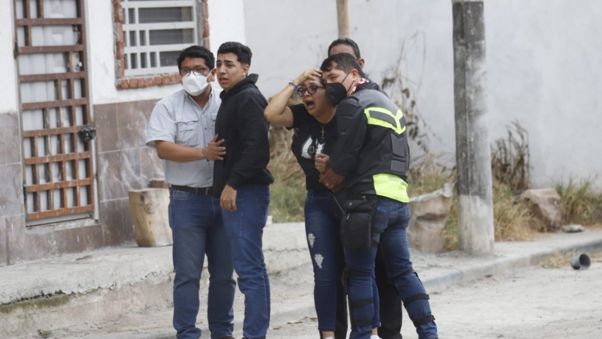 El cadáver quedó tendido junto a una camioneta que, de acuerdo a los vecinos, no era de su pertenencia, pero su motocicleta estaba a pocos metros.