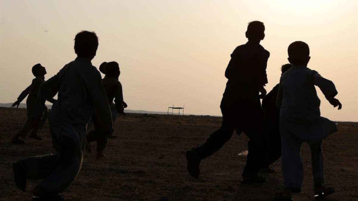 Refugiados afganos juegan al fútbol en el distrito de Kargari