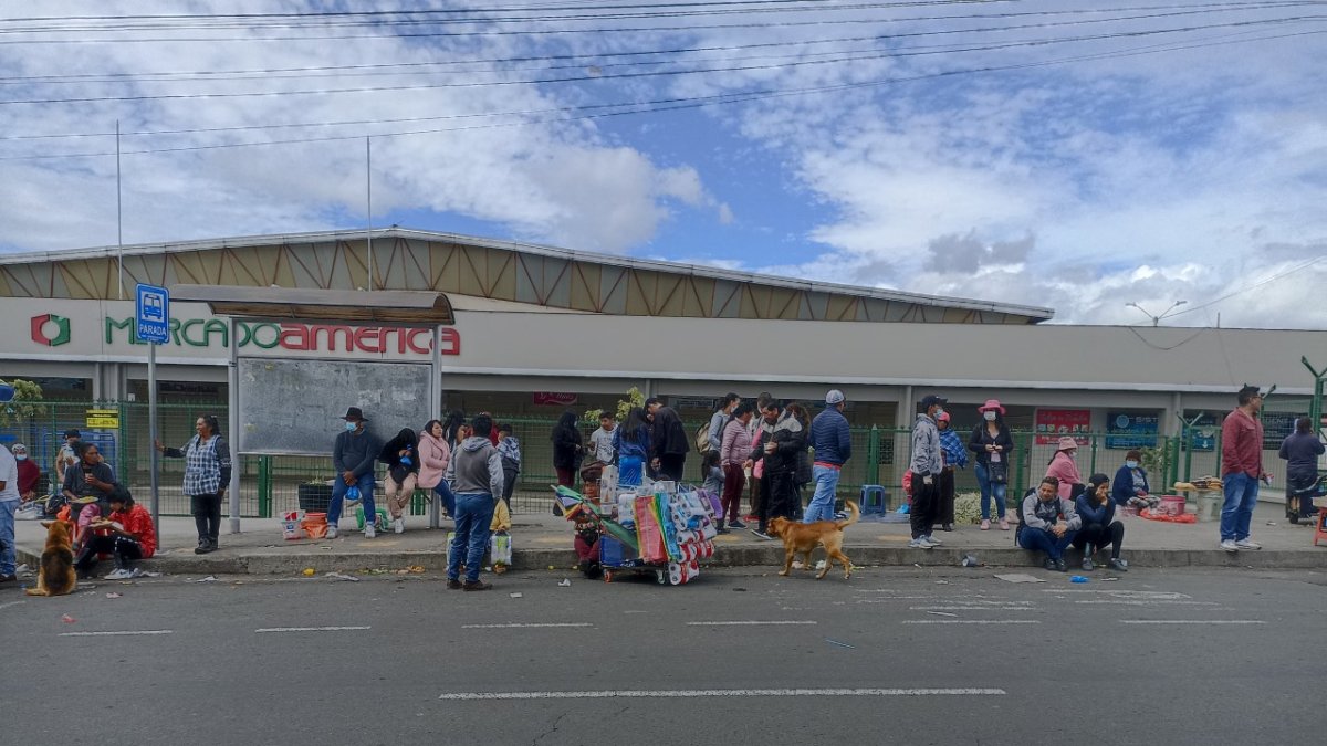 Los manifestantes indígenas se tomaron los mercados y cerraron las principales vías de ingreso a la capital de Tungurahua.