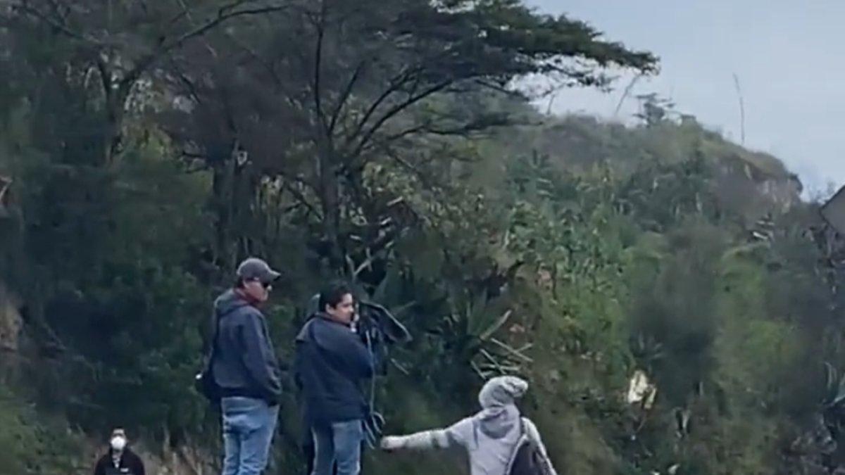 Un manifestante lanza una piedra al equipo periodístico de Teleamazonas.