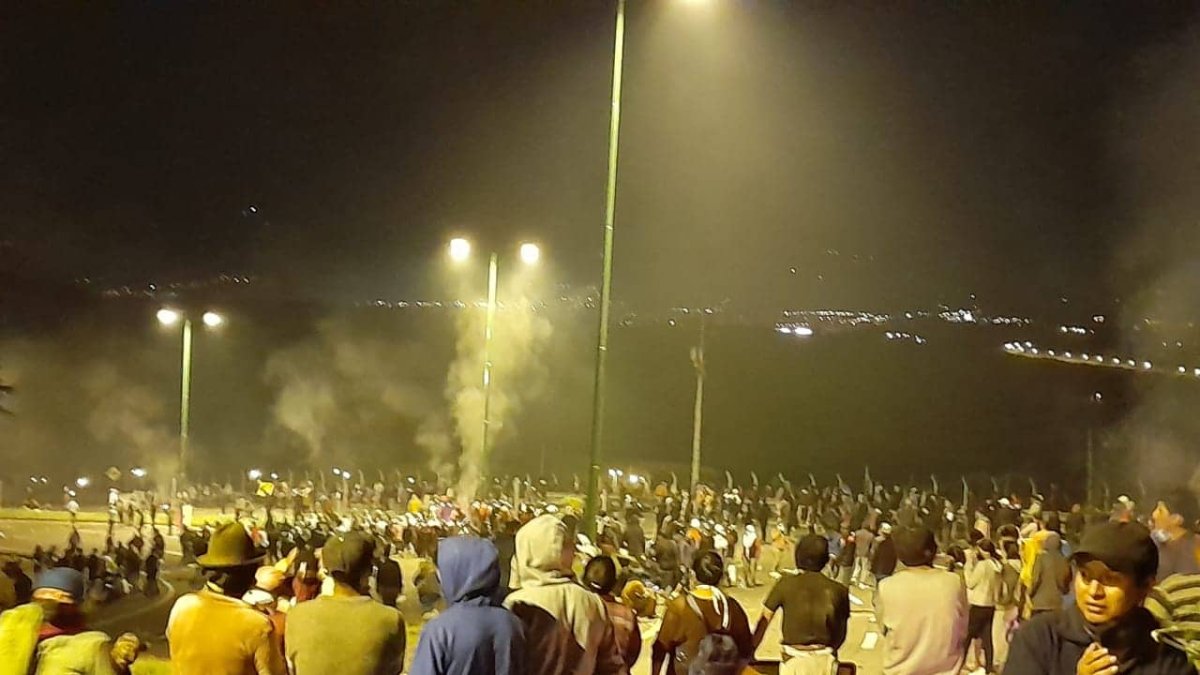 Manifestantes y militares se enfrentaron ayer en Guayllabamba.