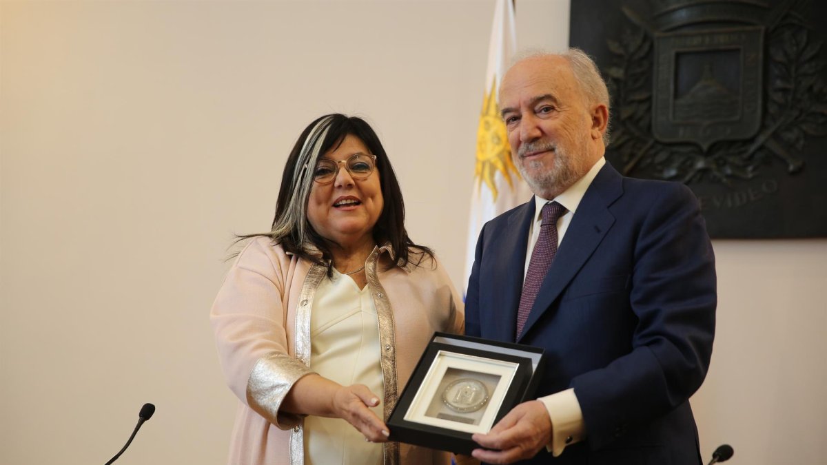 La directora de Cultura de la Intendencia de Montevideo, María Inés Obaldía, junto al director de la Real Academia Española de la Lengua (RAE), Santiago Muñoz Machado, hoy, durante un acto en el que fue declarado Visitante Ilustre de Montevideo (Uruguay).