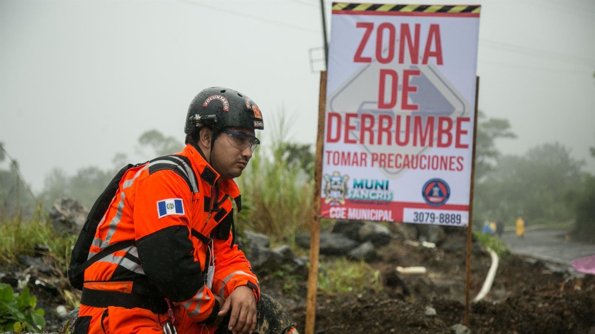 Un socorrista trabaja en la zona de un derrumbe en Guatemala, en una fotografía de archivo.