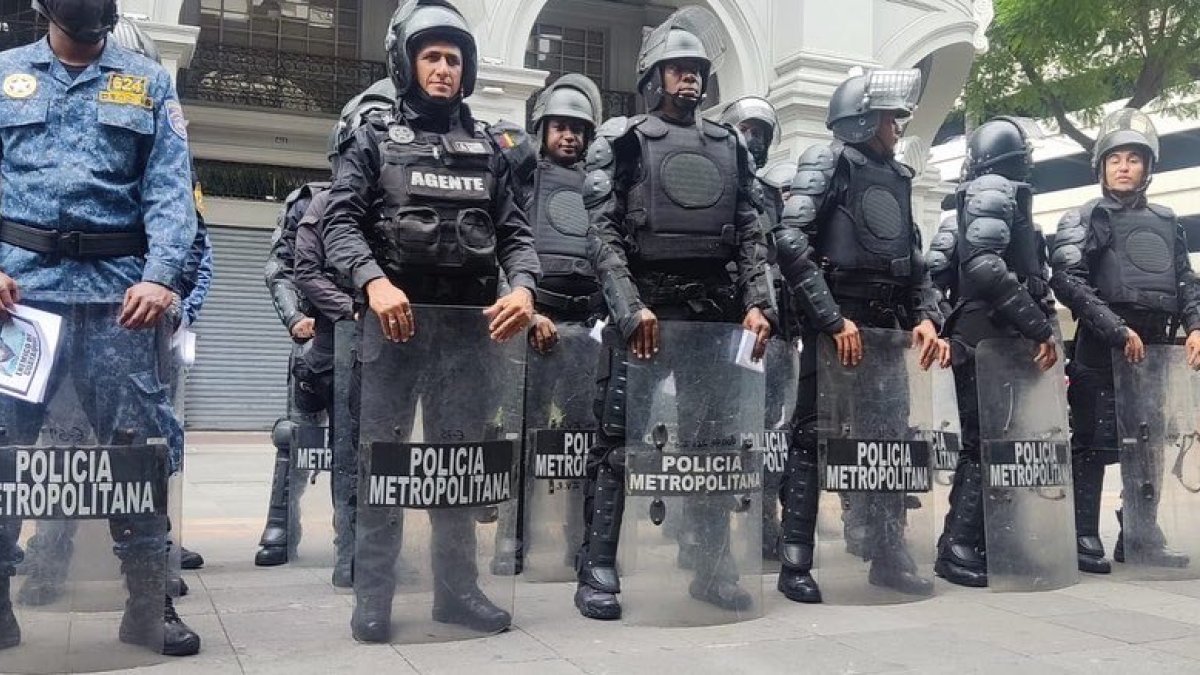 Instalaciones. El edificio municipal se encuentra resguardado por agentes metropolitanos.