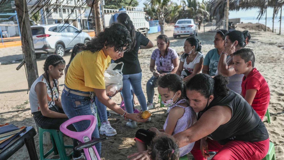 Personal de la ONG International Rescue Committee (IRC) realiza un taller con niños venezolanos en el 