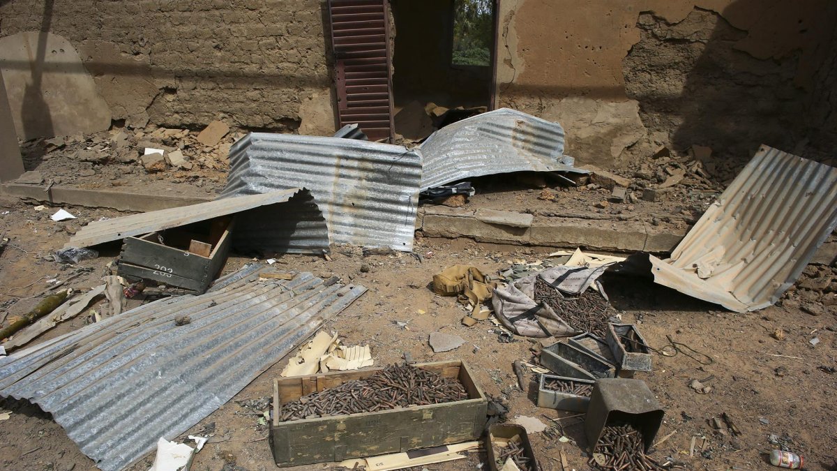 Varias cajas con munición en un campamento militar tomado por yihadistas en Mali.