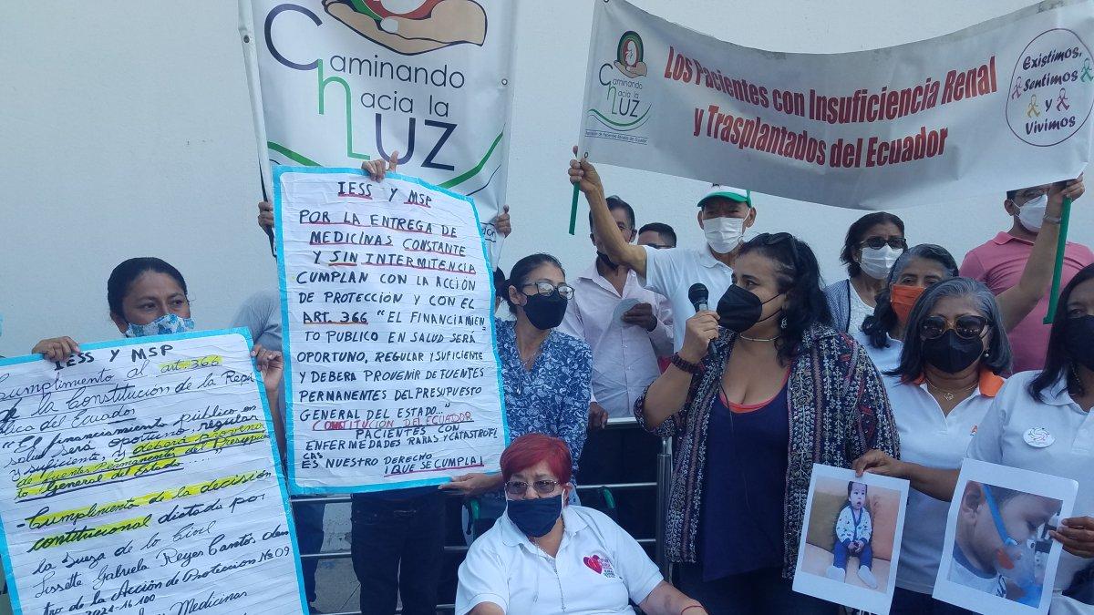 Los gremios de pacientes han realizado reiterados reclamos de medicinas para sus controles y tratamientos médicos en los hospitales del IESS