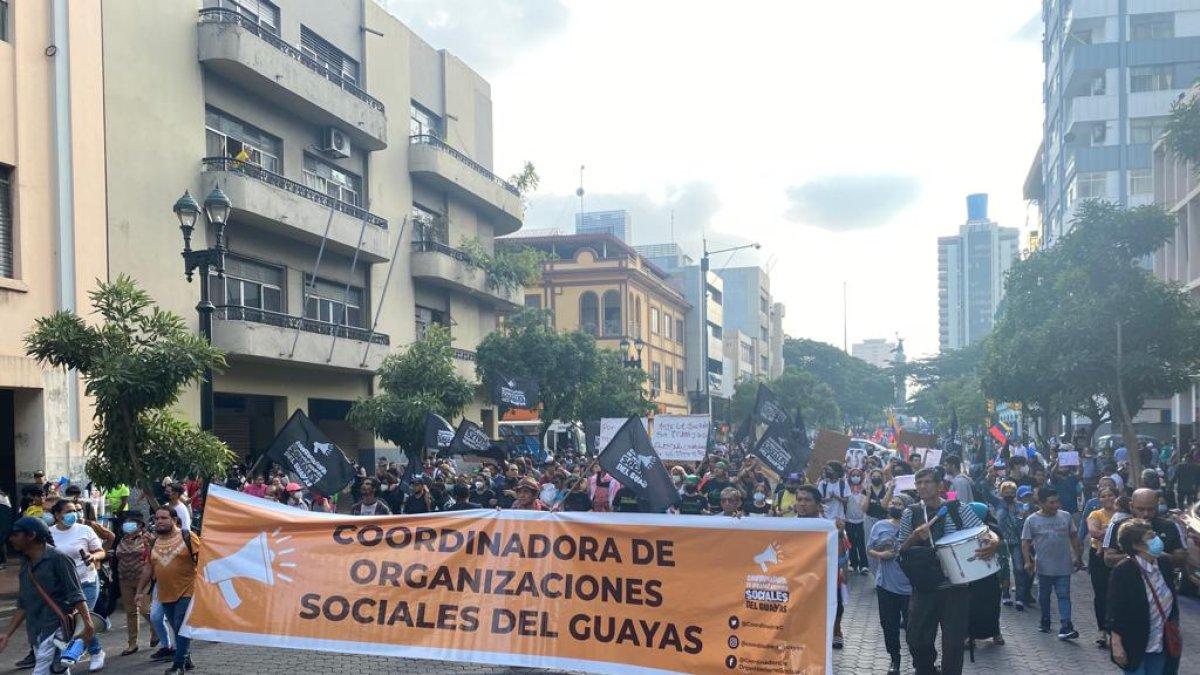 Policías custodian recorrido de la marcha, que tiene permitido avanzar hasta la avenida Malecón Simón Bolívar.