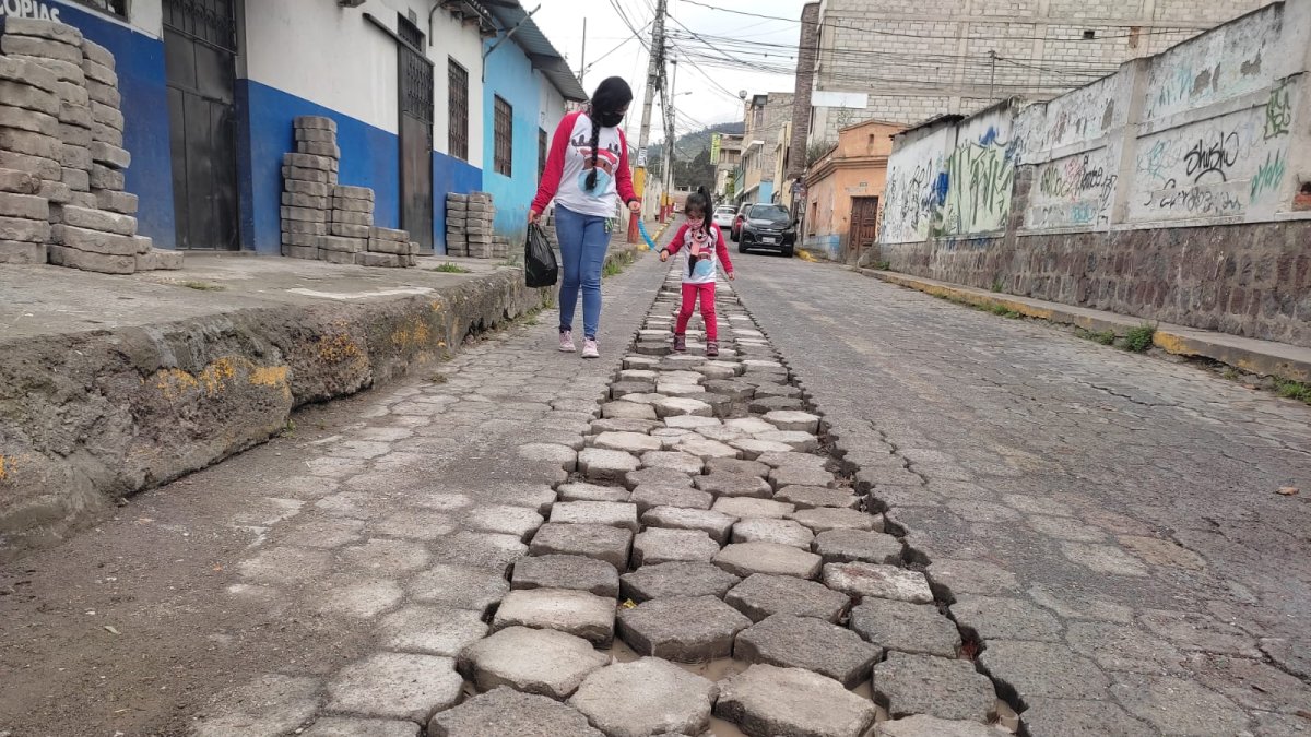 Pausa. Los adoquines de la calle Marcelina Nolivos ya fueron retirados, pero la obra no avanzó.