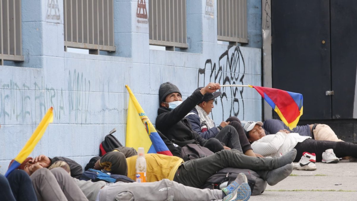 Espera. Decenas de personas esperaron desde pasado el mediodía a que la Salesiana les abra las puertas.