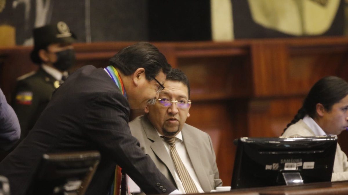 El presidente de la Asamblea, Virgilio Saquicela, conversa con el legislador Joel Abad.
