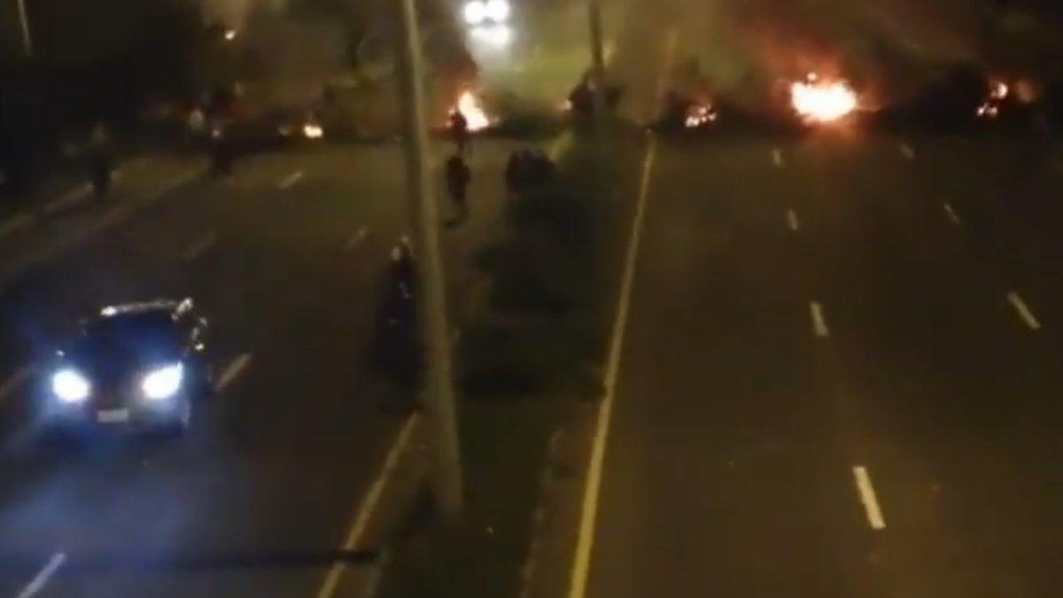 Además se oyen unos ruidos que serían disparos, algo que las personas aseveraban haber escuchado. Sin embargo, hasta el momento no ha habido un pronunciamiento oficial sobre lo sucedido. 