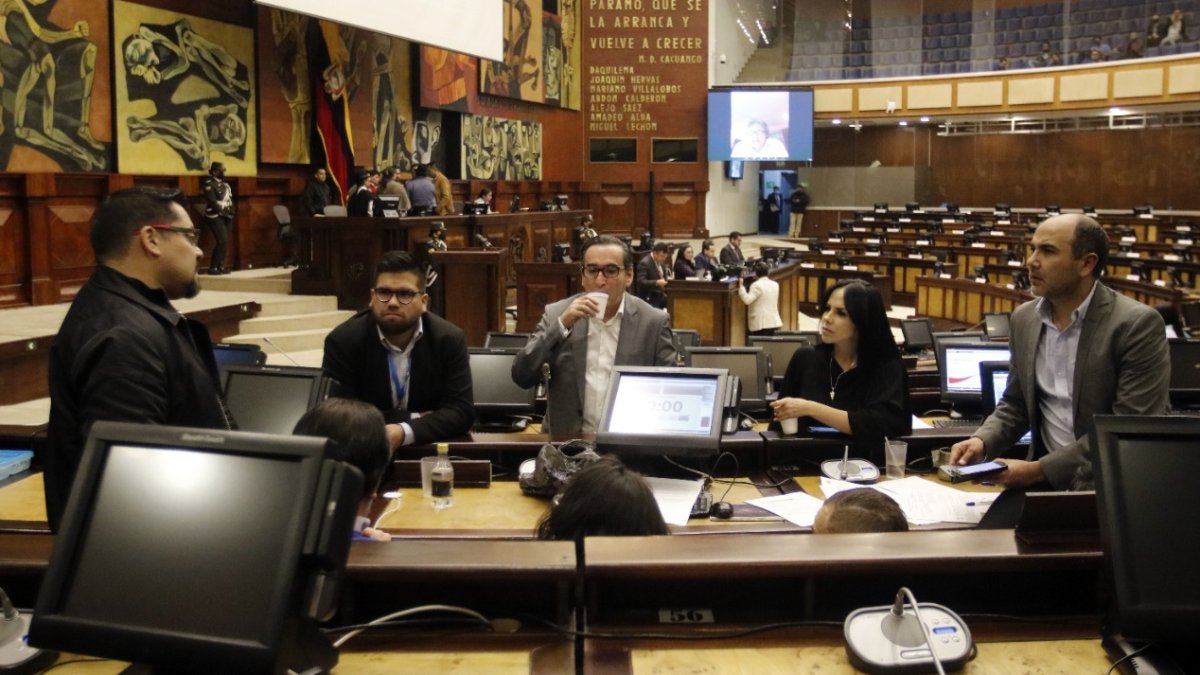 Reacción. Las bancadas tuvieron reuniones tras conocer la emisión de un nuevo decreto. Los asambleístas de Pachakutik buscaron a Saquicela para definir el procedimiento a seguir.