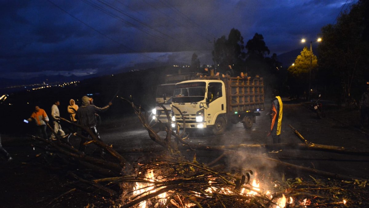 Obstáculos. La quema de árboles, ramas y llantas, fue la tónica del octavo día de paro.