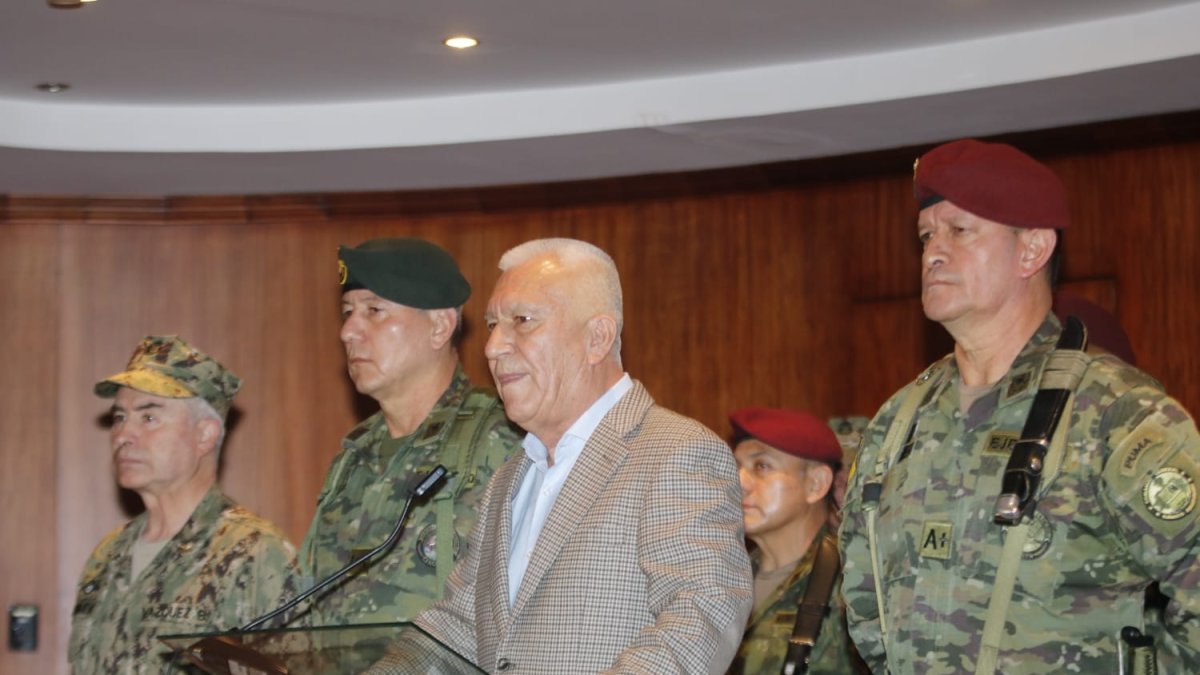 Luis Lara, ministro de Defensa, en conferencia de prensa desde las instalaciones de dicha cartera de Estado.