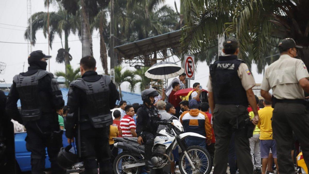 A pesar del plantón, el tráfico de vehículos particulares fluye. Para ese control también hay agentes de la Agencia de Tránsito y Movilidad (ATM).