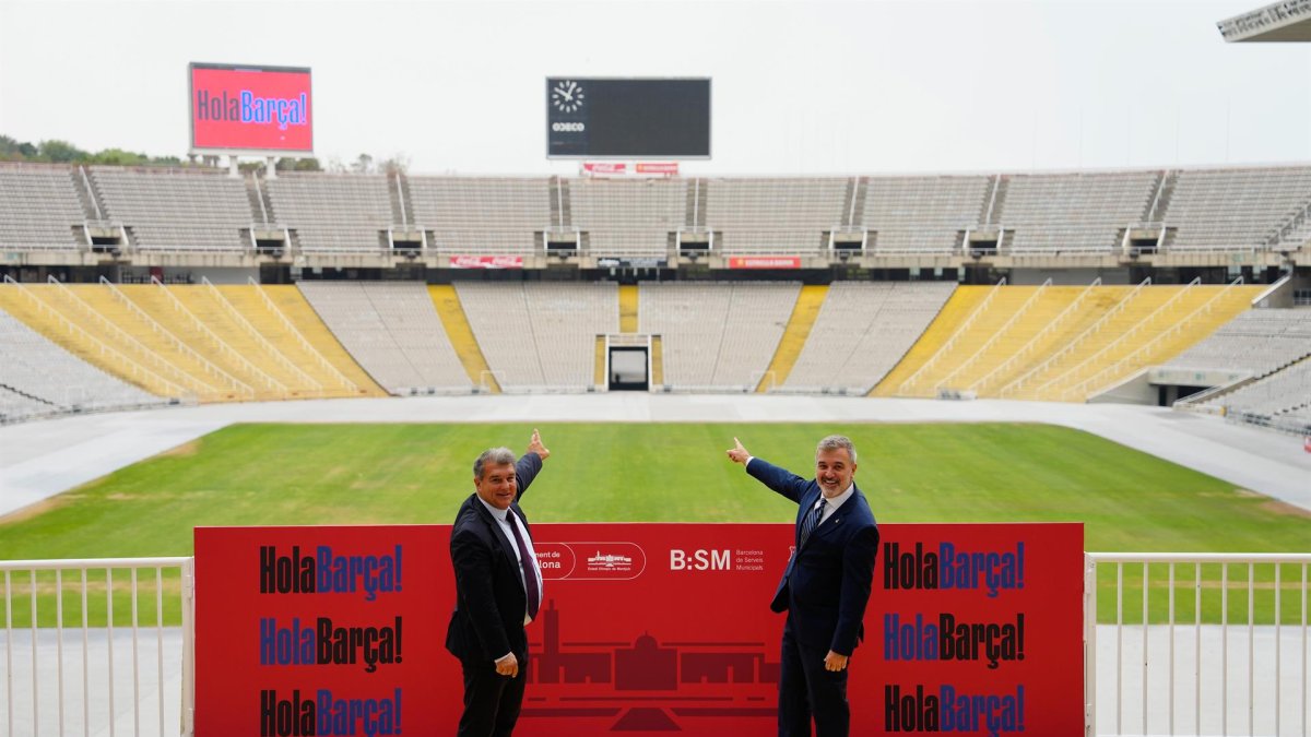 El presidente del FC Barcelona, Joan Laporta, acompañado por el primer teniente de alcalde del Ayuntamiento de Barcelona, Jaume Collboni (d).