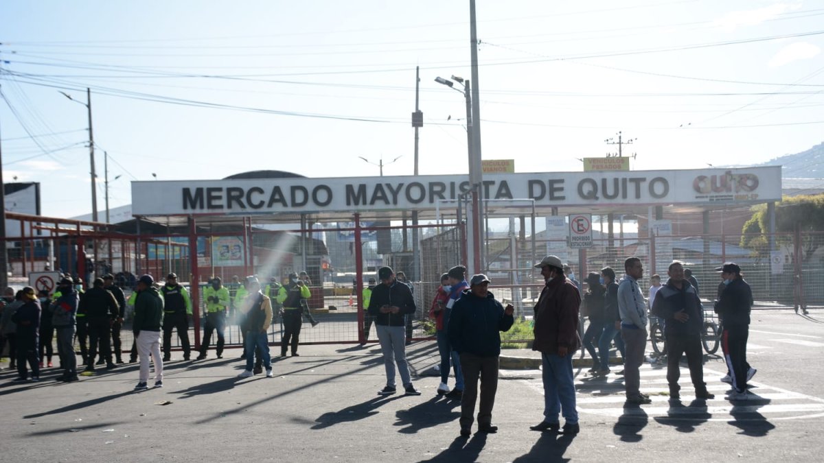 Los comerciantes mayoristas que no lograron acceder al mercado se desplazaron por barrios del sur para vender su mercadería.