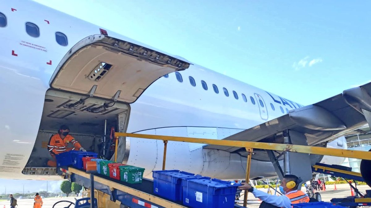 Ruta. Transporte informó el envío de toneladas de alimentos y de insumos médicos para abastecer otras ciudades.