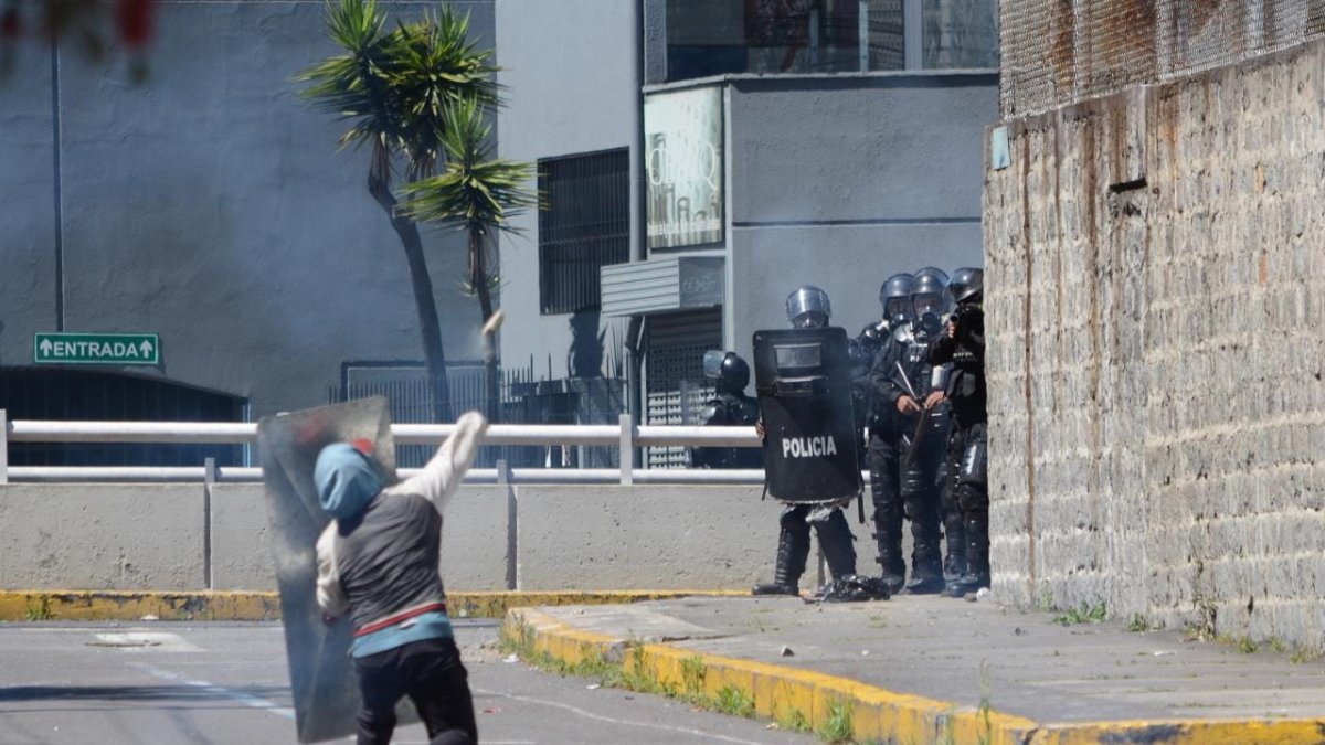 Enfrentamientos. Manifestantes lanzan voladores a los policías que responden con gas lacrimógeno.