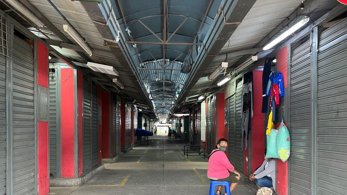 Los comerciantes intentan permanecer en los mercados para evitar posibles saqueos en sus locales.