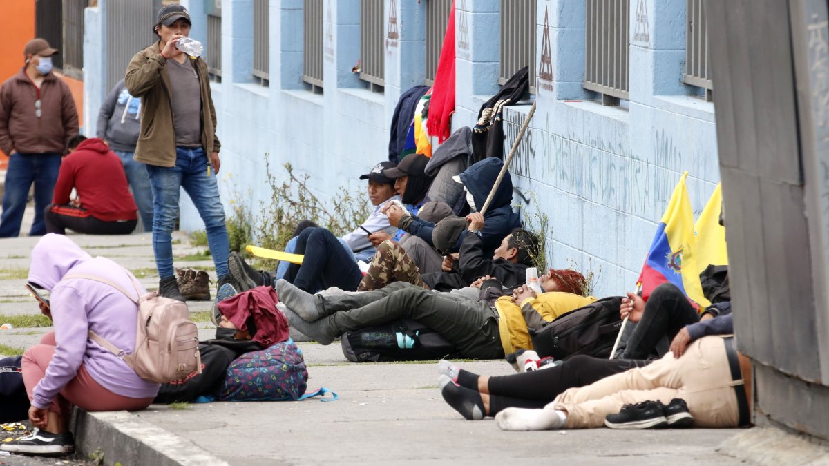 Escenario. Un grupo de manifestantes llegó hasta los exteriores de la Universidad Politécnica  Salesiana en Quito.