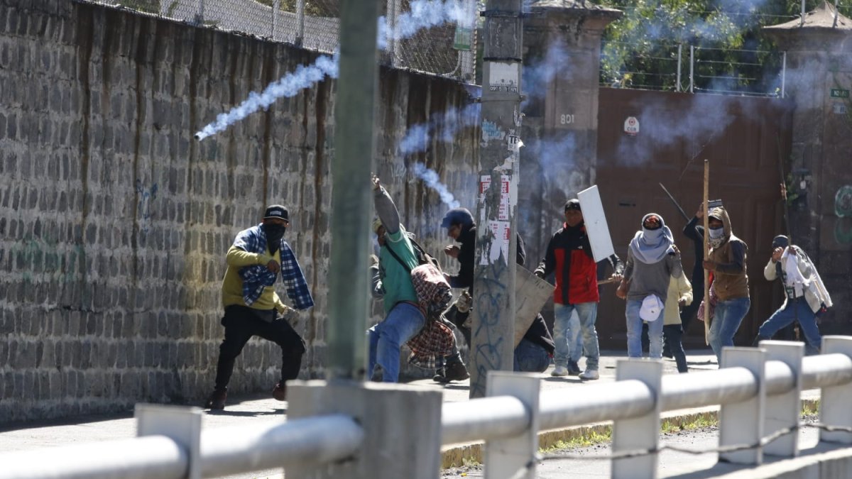 Protesta. Miembros de la manifestación lanzan piedras a la Policía. Portan escudos y lanzas. Otros graban. Reciben gas lacrimógeno.