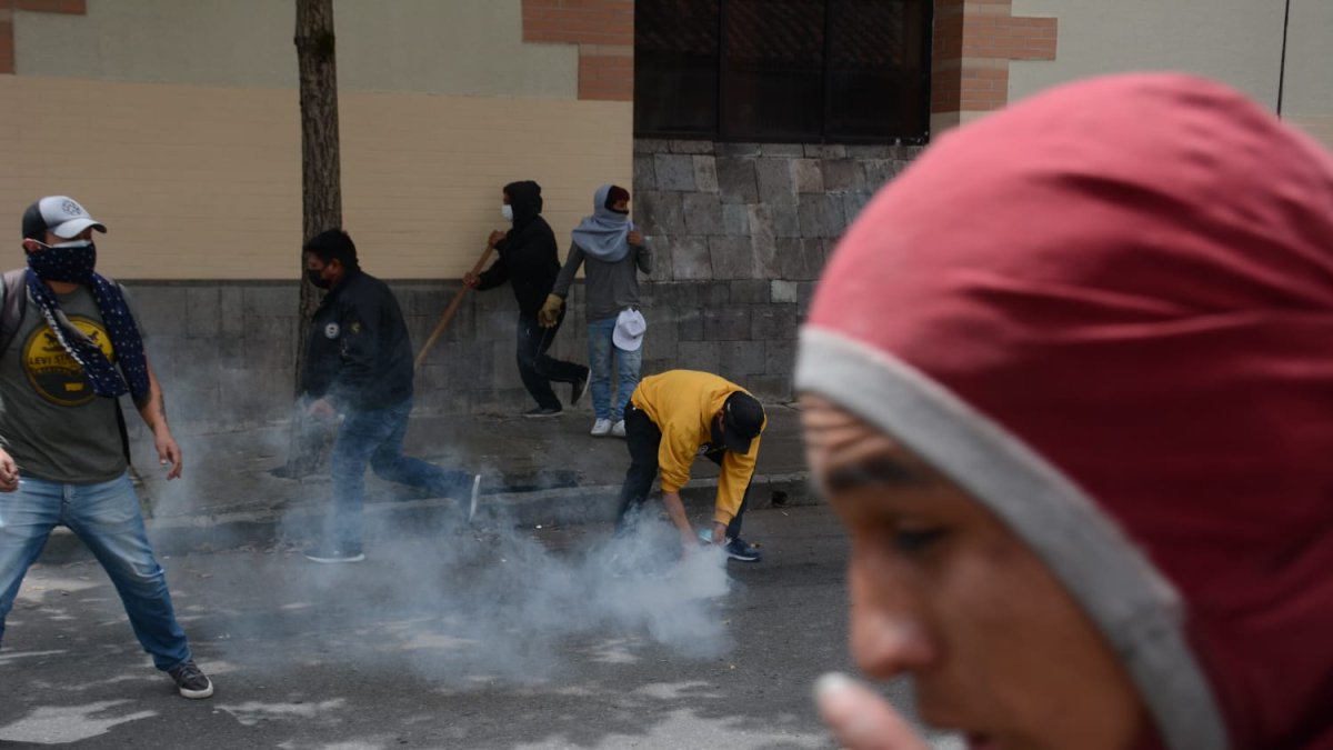 La situación en los alrededores de la Universidad Católica se torna tensa