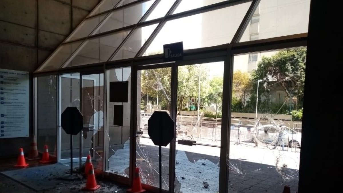 Daños en accesos de edificio de la Fiscalía, en Quito.