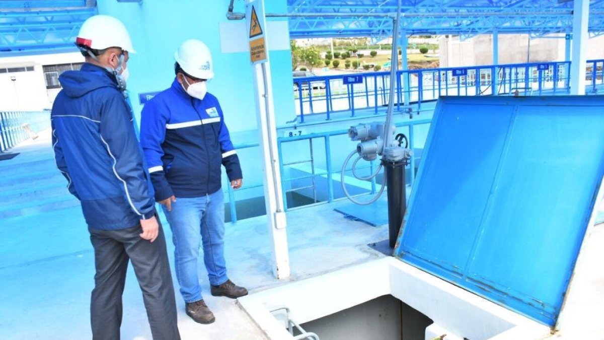 Los técnicos siguen en la limpieza de la planta de agua en Tilulum en Ambato