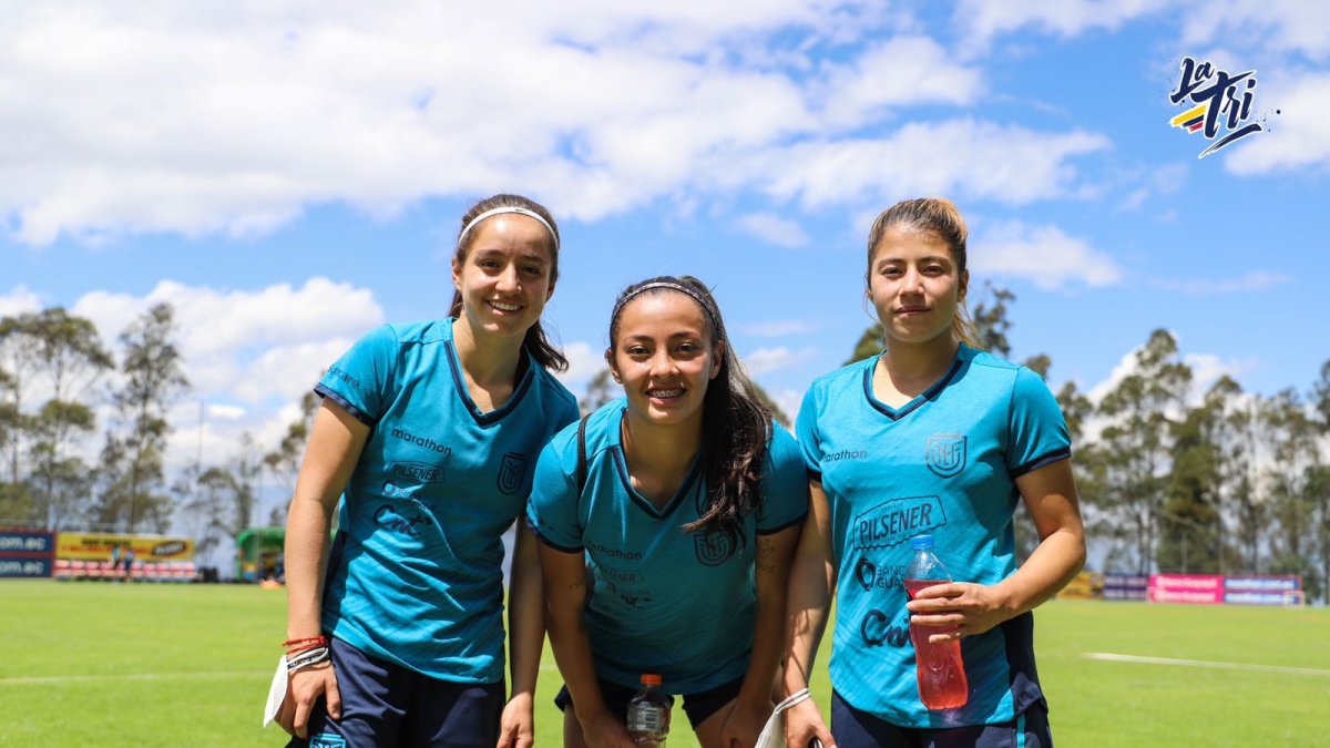 El entuasiasmo y compañerismo es notorio entre las integrantes de la selección femenina de fútbol.