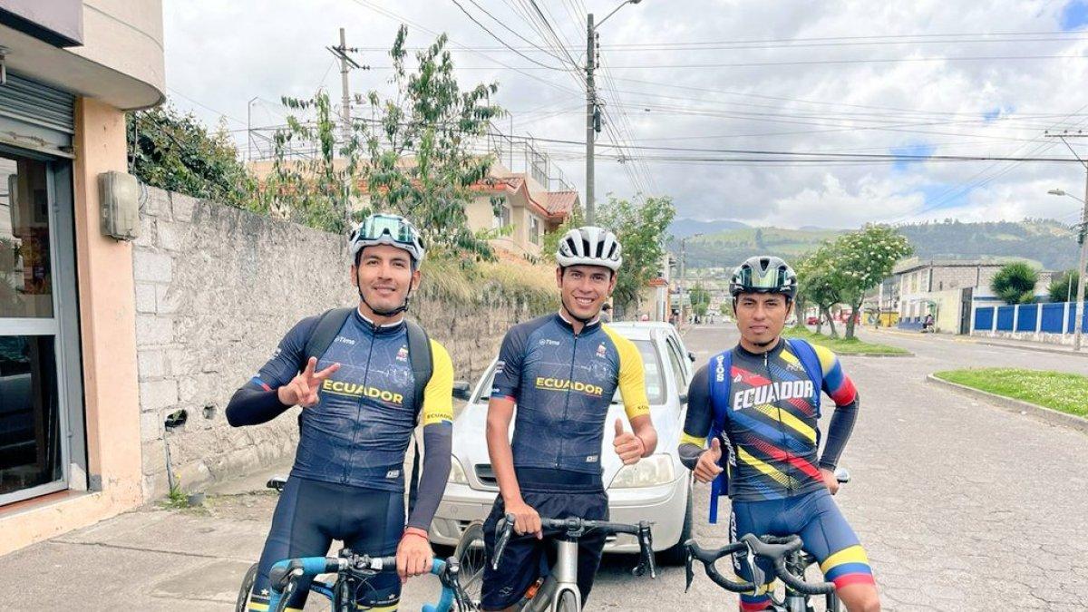 Sebastián Novoa, Santiago Montenegro y Benjamín Quinteros durante el inicio del viaje hacia el aeropuerto.