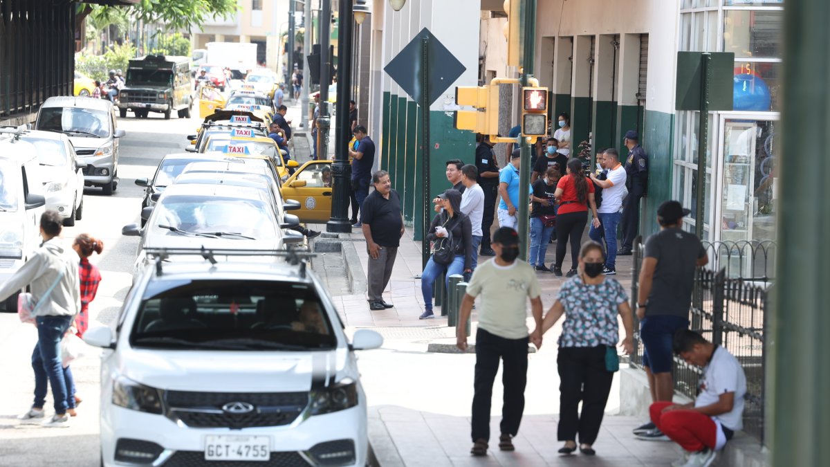 Bahía. En los alrededores de la estación de la Caja del Seguro de la Bahía de Guayaquil, varios grupos de taxistas amarillos e informales ofrecen servicio de taxirruta al sur de la ciudad.