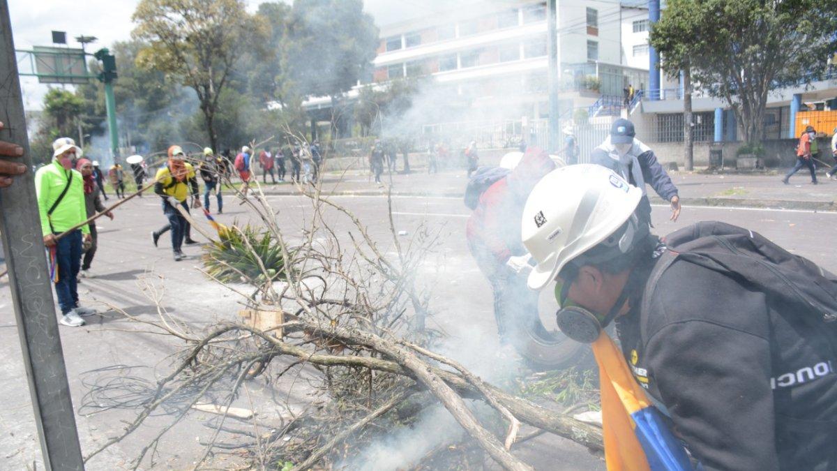 Violencia. Leonidas Iza insiste en que los manifestantes son pacíficos. Lo cierto es que cada uno de ellos carga un palo.