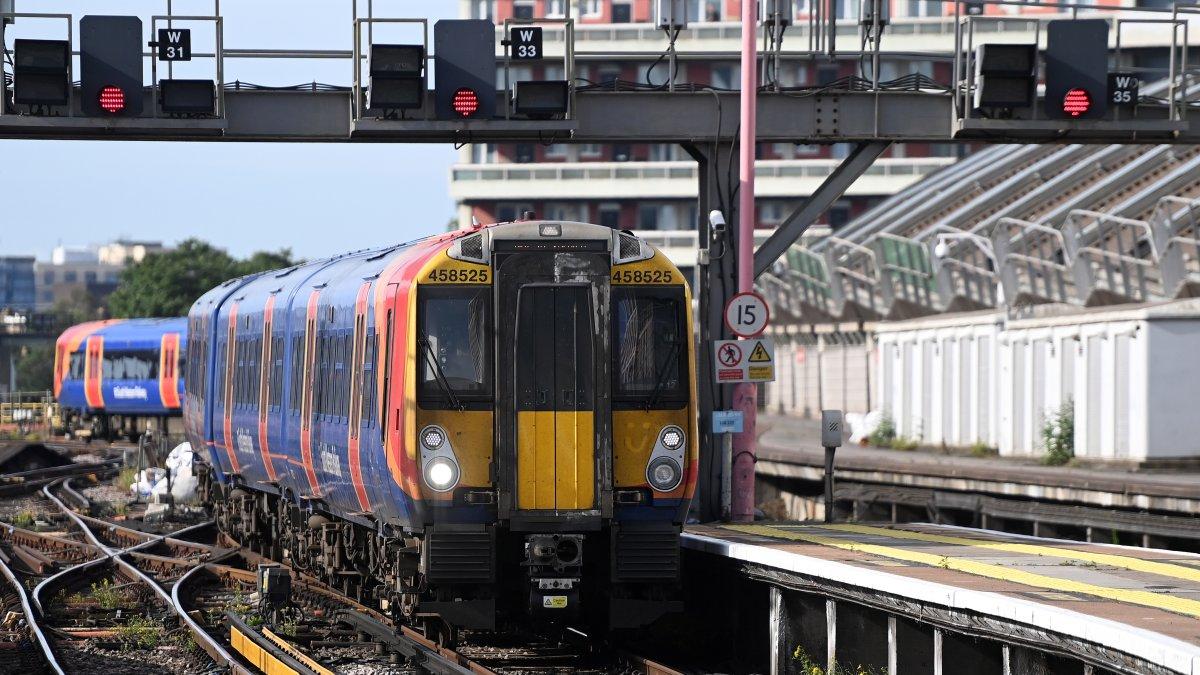 La paralización de los ferroviarios afectó a muchas personas en sus movilizaciones hacia sus sitios de trabajo. EFE /