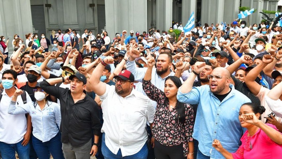 Los trabajadores municipales están siendo resguardados por agentes metropolitanos y de la Policía Nacional