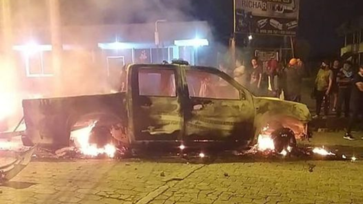 Los comuneros quemaron un patrullero en respuesta al supuesto asesinato de un miembro de la comunidad