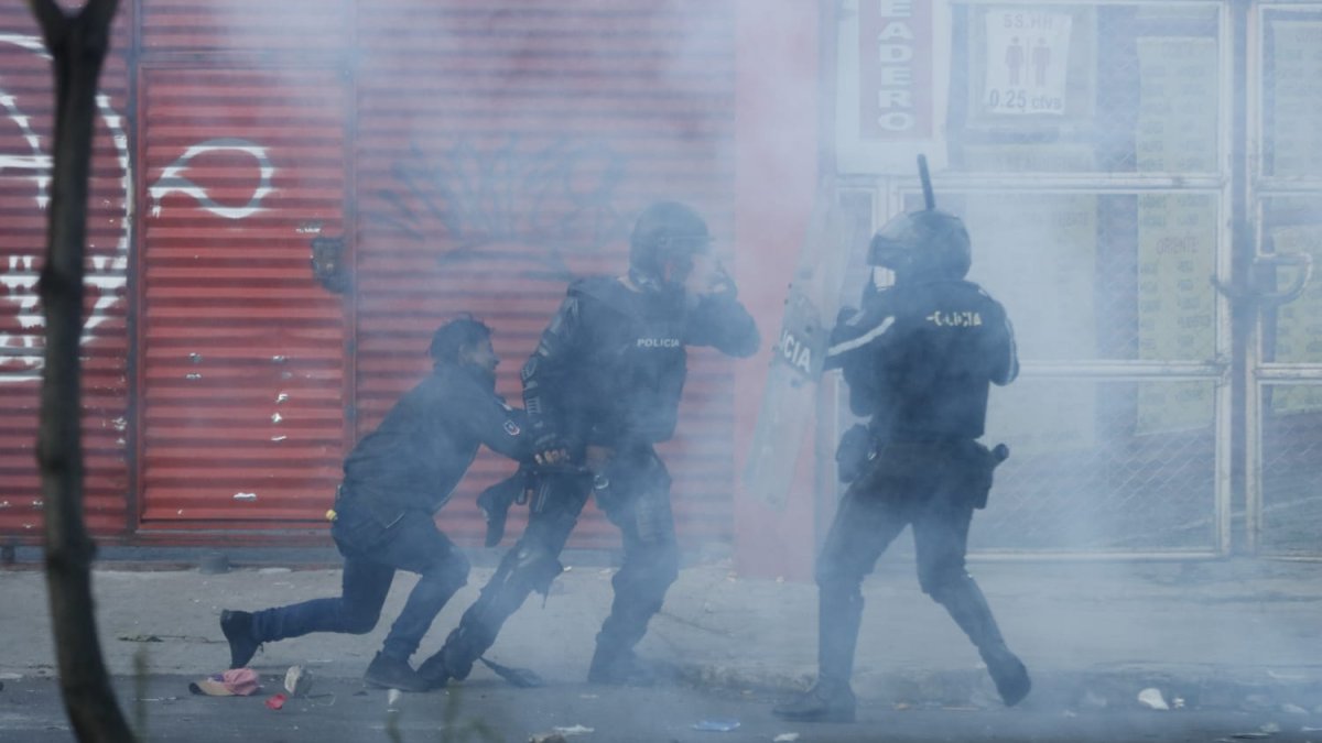 Ataques. Voladores, tacos de dinamita y otros explosivos son lanzados por los manifestantes a la Policía.