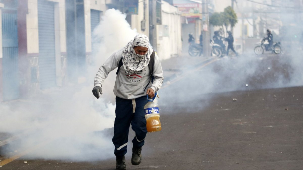 Protestas. Manifestantes portando elementos explosivos durante la protesta de este martes.