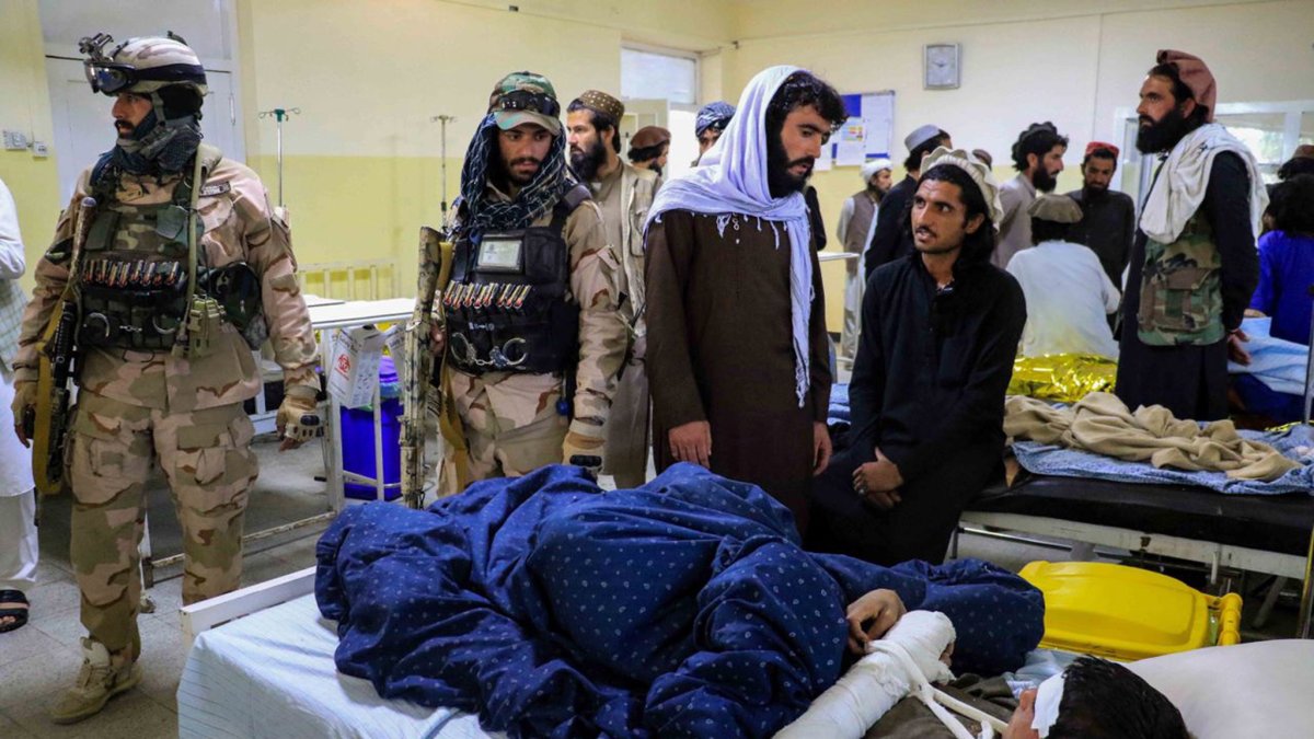 Una víctima herida del terremoto recibe tratamiento en un hospital de Paktia, Afganistán /