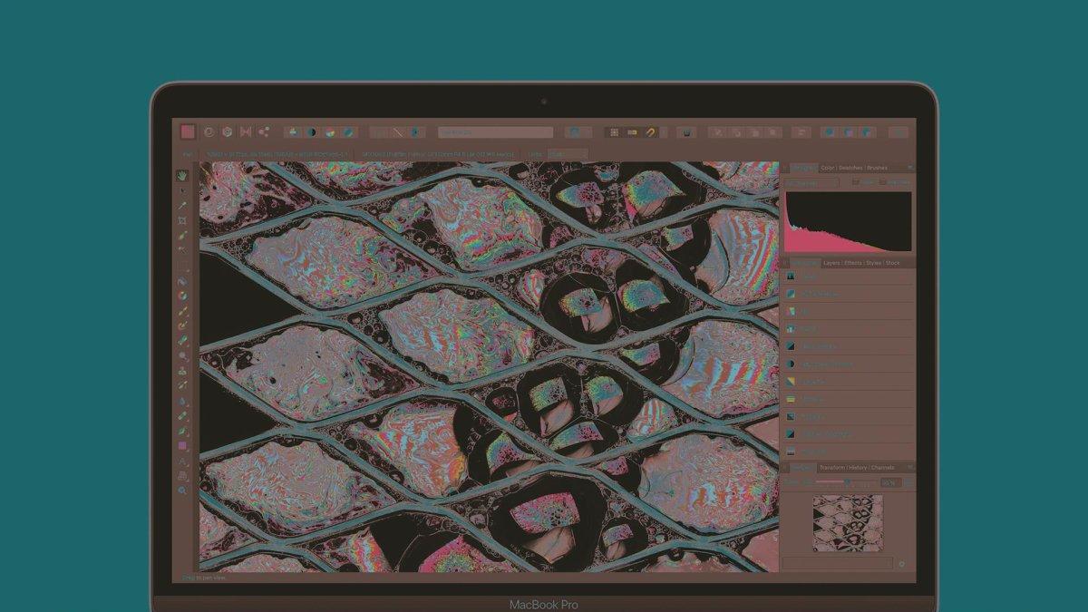 El nuevo ordenador portátil MacBook Pro con pantalla de 13 pulgadas de Apple, que llegará este viernes a las tiendas, ofrece una velocidad superior y un mejor rendimiento que el modelo anterior gracias a la incorporación del chip de fabricación propia M2.