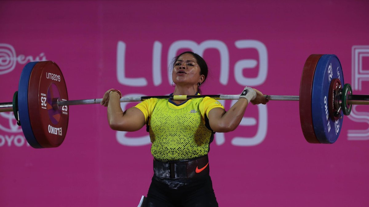 Alexandra Escobar compitiendo para ganar la medalla de plata en el levantamiento de pesas femenino 59kg en los Juegos Panamericanos Lima 2019