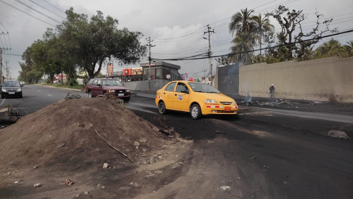 Varias vías han sido despejadas por trabajadores municipales, pero los manifestantes las vuelven a bloquear