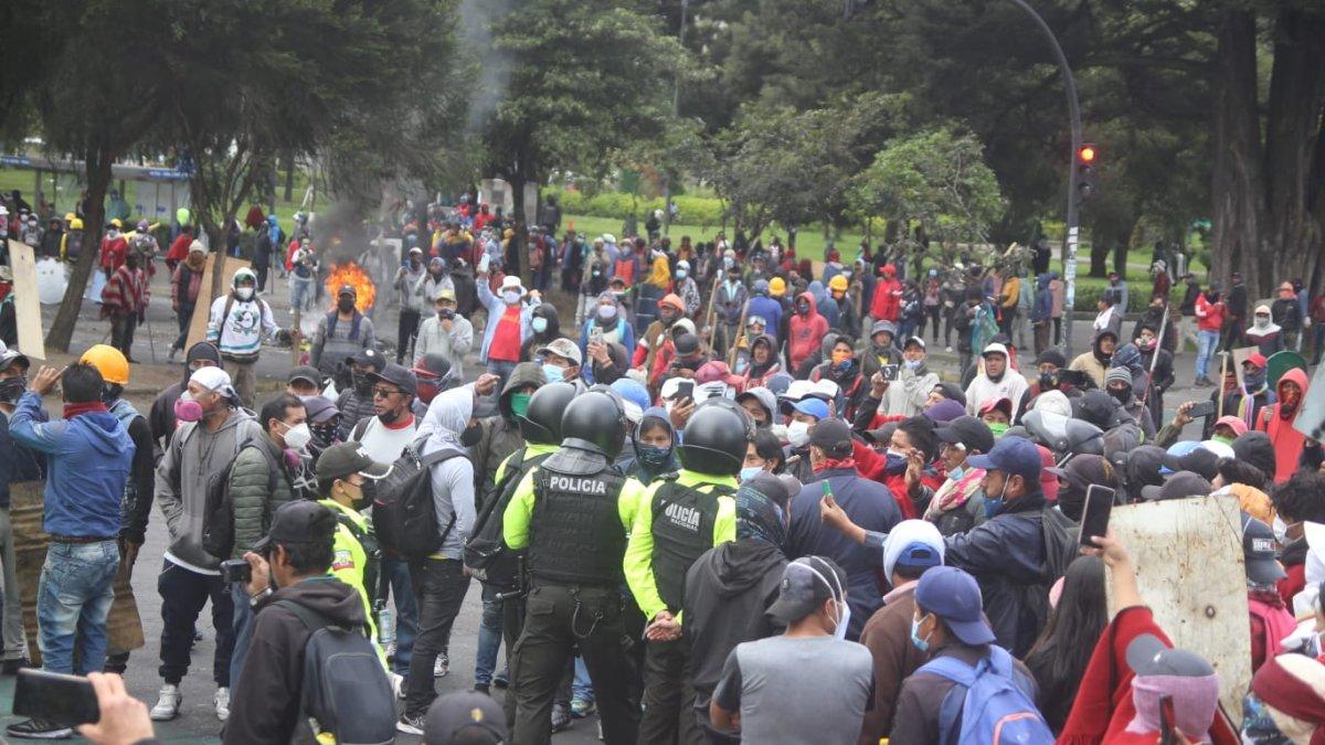 La Policía Nacional contiene el avance de manifestantes en la avenida Patria en Quito.