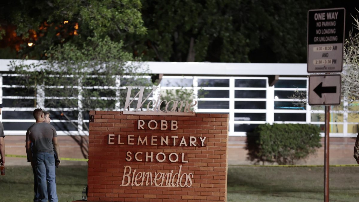Entrada principal de la escuela primaria Robb Elementary de la ciudad de Uvalde, en el estado de Texas