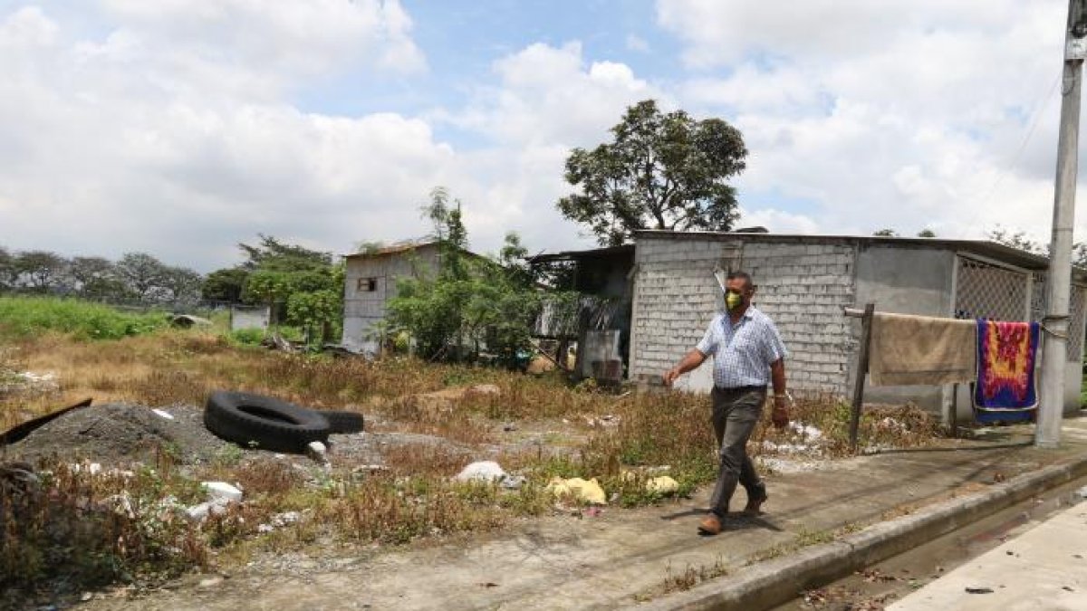 Los terrenos llevan varios meses abandonados, acumulando maleza y basura.